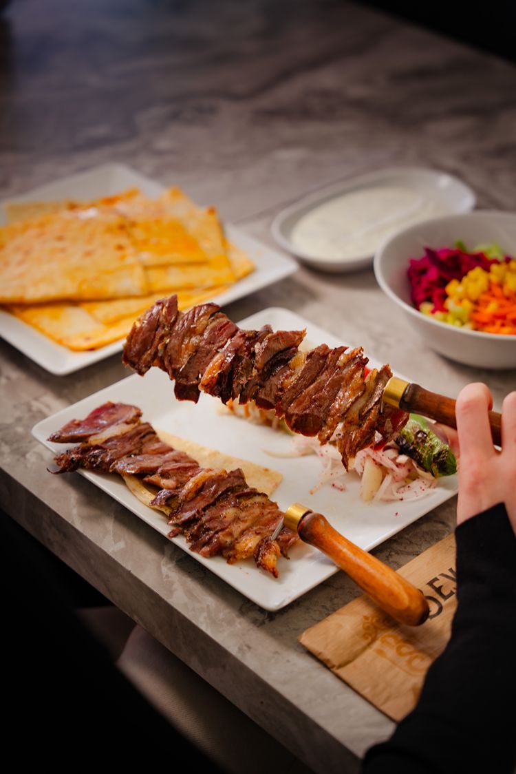 Beyazsaray cağ kebabı sunumu